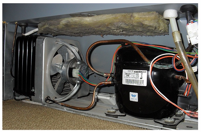 Заміна компресора в холодильнику Ремонт двигуна в холодильнику